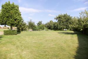 Sejours chez l'habitant La Petite Chesnee : Chambre Lits Jumeaux - Vue sur Jardin