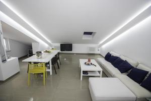Three-Bedroom Apartment with Terrace and Sea View room in Apartments by the sea Palit Rab - 13990