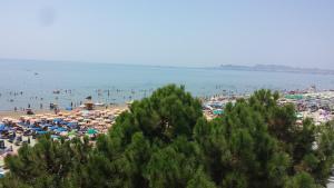 M&I Beach Apartment with Sea View