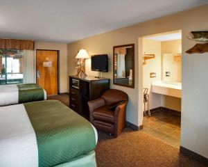 Queen Room with Two Queen Beds and Lake View room in Quality Inn Ashland - Lake Superior