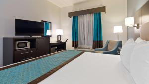 King Suite with Sofa Bed room in Best Western Waldo Inn & Suites