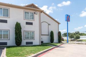 Motel 6-Hutchins, TX - image 2