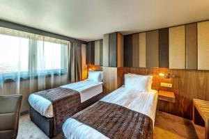 Superior Twin Room with City View & Free Parking room in All Seasons Residence Hotel