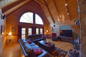 Three-Bedroom House room in Mountain Oaks Cabin
