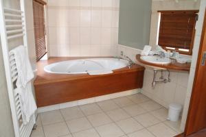 Hotels Auberge du Rempart : Chambre Double avec Baignoire Spa