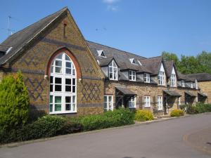 Alexandra Court One Bedroom Central Windsor Flats with Parking