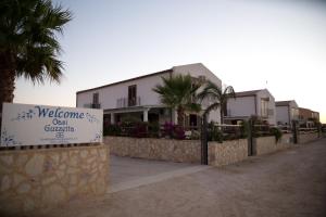 Triple Room with Garden View room in Oasi Guzzetta