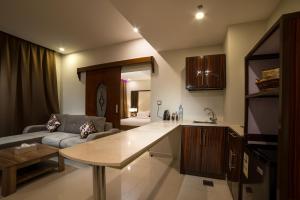 Deluxe King Suite room in Golden Garden AlMadhina Hotel