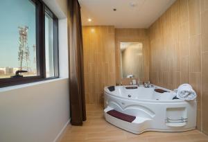 Double Room with Jacuzzi Bathroom room in Golden Garden AlMadhina Hotel