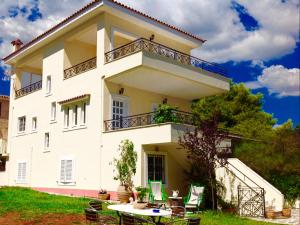 DION House with garden and Sea View