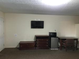 Deluxe Queen Room room in Travelers Inn Motel