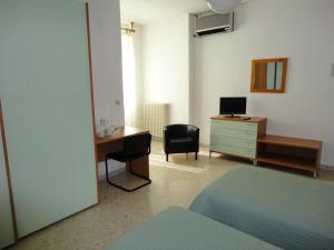 Twin Room room in Hotel Riviera