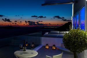 Fira Deep Blue Suites