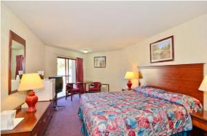 One queen room room in America's Best Value Inn of Novato