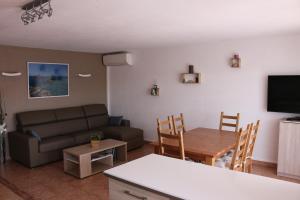 Coeur de Fréjus, LAMPHITHÉÂTRE, appartement 3 pièces climatisé, terrasse, barbecue, piscine & parking