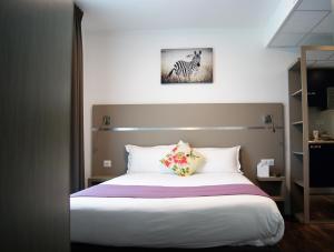 Hotels Appart' Hotel La Girafe Marseille Est - Porte d'Aubagne : Chambre Double avec Balcon