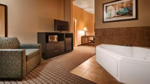 King Suite with Spa Bath - Non-Smoking room in Best Western Plus Pontoon Beach
