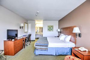 King Room with Bathtub - Disability Access/Non-Smoking room in SureStay Hotel by Best Western Ottawa