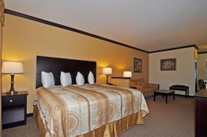 King Room with Sofa Bed - Non-Smoking room in Best Western Plus Royal Mountain Inn & Suites