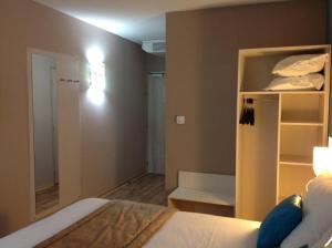 Hotels The Originals City, Hotel des Lys, Dreux (Inter-Hotel) : Chambre Double avec Baignoire