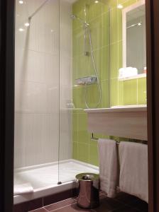 Hotels The Originals City, Hotel des Lys, Dreux (Inter-Hotel) : Chambre Double avec Douche