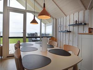 Three-Bedroom Holiday Home In Sjolund