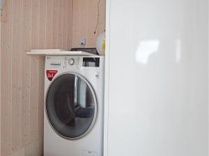 Three-Bedroom Holiday Home In Sjolund