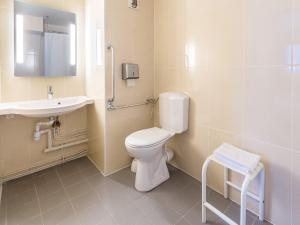 Hotels B&B HOTEL Beauvais : Chambre Double - Accessible aux Personnes à Mobilité Réduite 