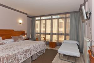 Double Room with Extra Bed room in Hotel Vetusta