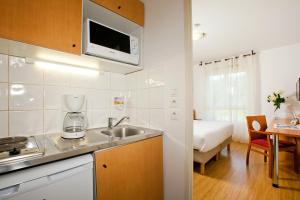 Appart'hotels Sejours & Affaires Annecy Le Pont Neuf : photos des chambres