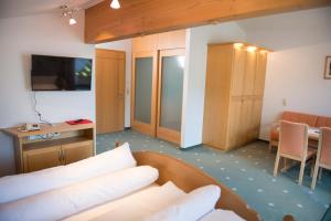 Deluxe Double Room with Balcony room in Hotel Pension Hertehof