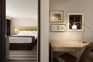 King Suite - Non-Smoking room in Country Inn & Suites by Radisson Indianola IA