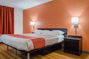King Room - Non-Smoking room in Motel 6-Brockton MA