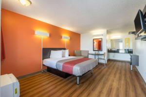 Queen Room - Non-Smoking room in Motel 6-Indianapolis IN - South