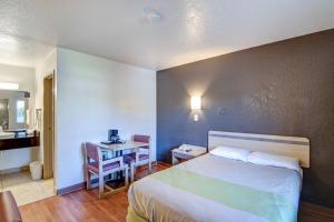 Deluxe Double Room - Smoking room in Studio 6-Grand Prairie TX