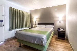Queen Room - Non-Smoking room in Studio 6-Dallas TX - Northwest