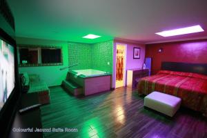 King Room with Spa Bath room in Sky Palm Motel - Orange