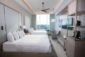 Deluxe Queen Suite room in Wyndham Garden at Niagara Falls