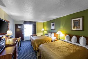 Double Room with Two Double Beds - Accessible/Non-Smoking room in Quality Inn Midtown Savannah