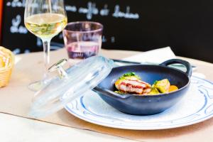 Hotels Logis Hotel Restaurant Le Cours : photos des chambres