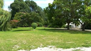 B&B / Chambres d'hotes La Ferme de l'isle et sa Roulotte : Chambre Double - Vue sur Jardin