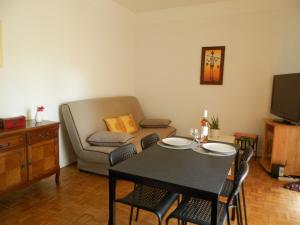 Appartements Les Pins . 2 p calme et terrasse : photos des chambres