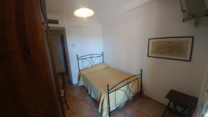Habitación con cama grande