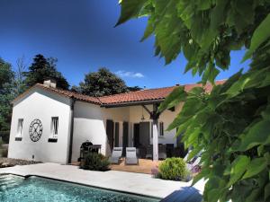 Maisons de vacances La Villa a Chateau Franc-Daut Sleeps 6 : Villa 3 Chambres avec Piscine Privée