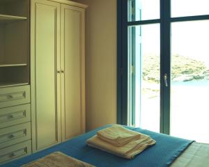 Almyra Yellow Villa Kythnos Greece