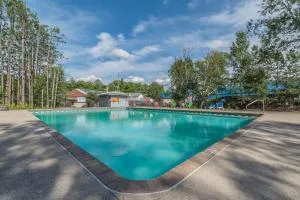 Jolly Roger Inn & Resort - MacTier