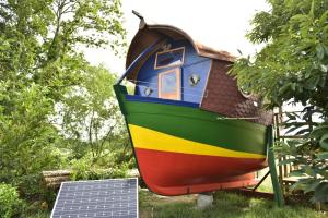 Sejours a la campagne Yourte Roulotte et Gite de la Laita : Bateau Gîte