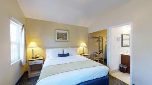 Queen Room with Two Queen Beds room in Napa Discovery Inn