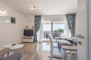 Apartments with pool Villa Zora 