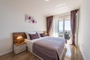 Apartments with pool Villa Zora 